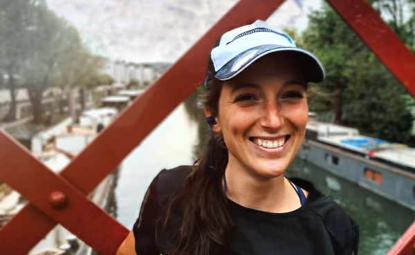 Photo de la cycliste Leona Rondi sur un pont