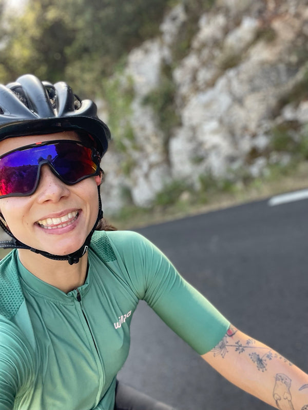 cyclisme Margot Dauvergne sur la route avec un jersey de cyclisme vert