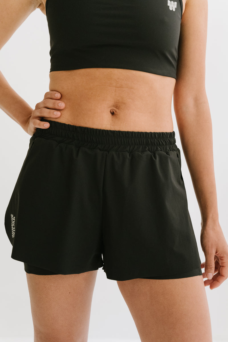Vue de face d'une femme portant le short de running Rachel en noir, soulignant la ceinture élastique et le design ergonomique. 