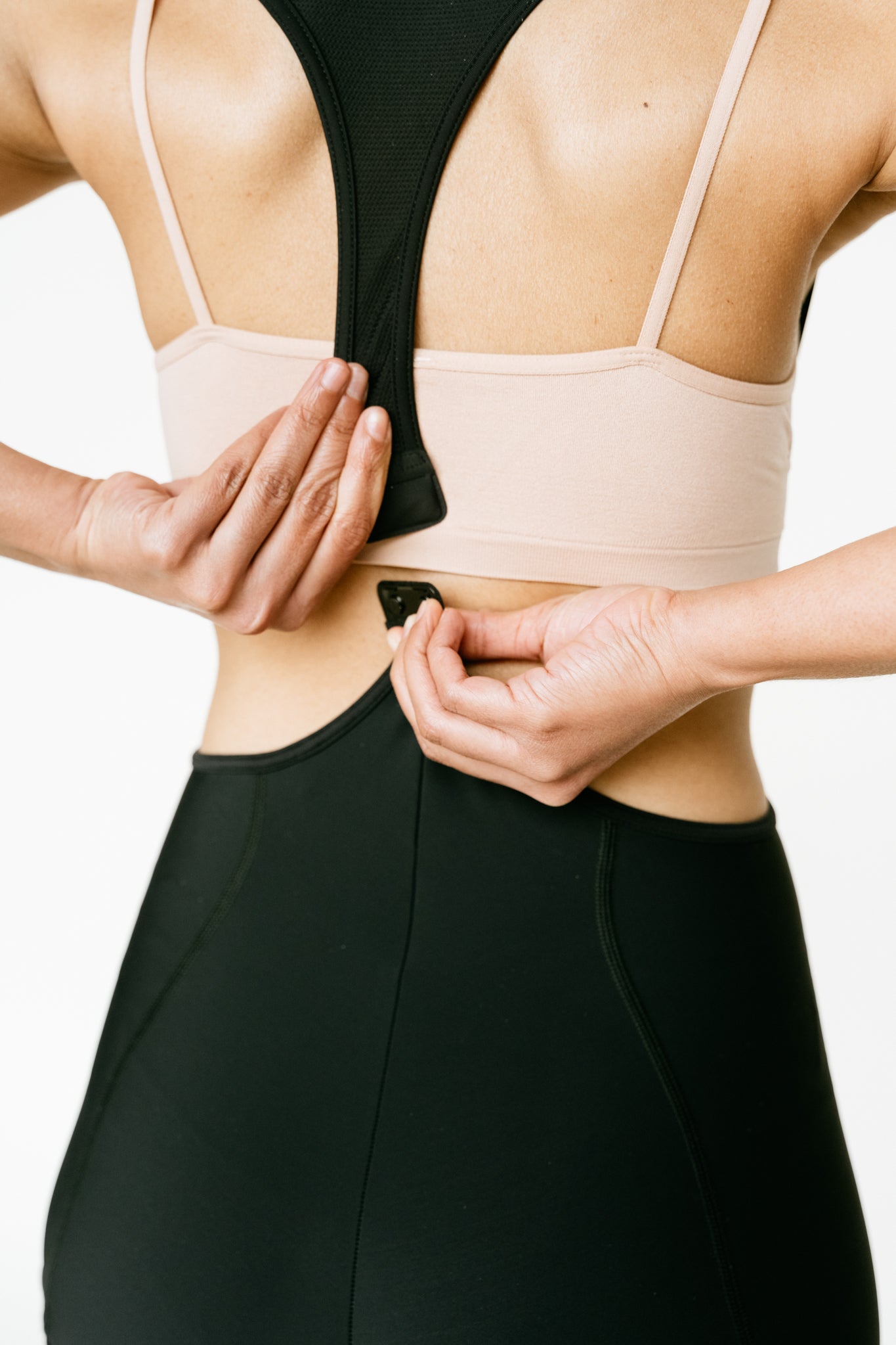 Cuissard cyclisme court pour femme couleur navy vue de dos #color_Noir