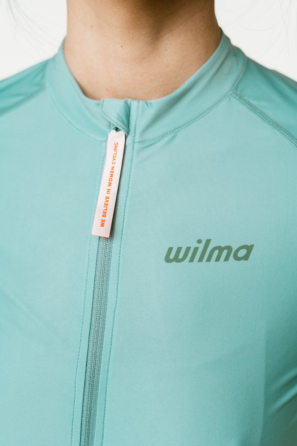 Zoom sur la fermeture zip d'un maillot de vélo femme de la marque de vêtements de cyclisme Wilma #color_Turquoise