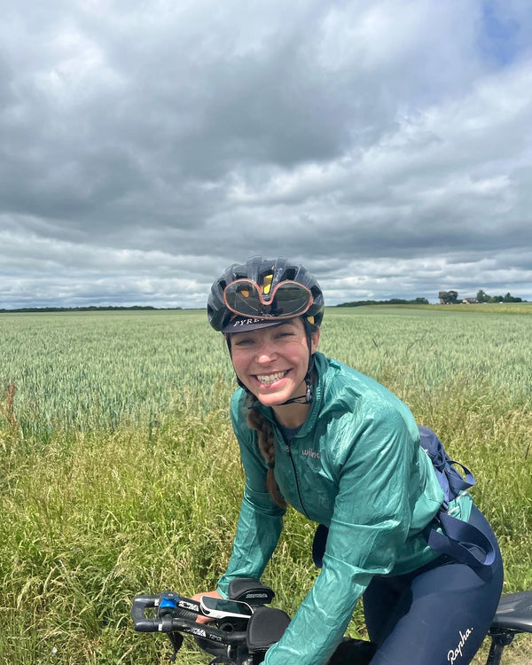 Photo de la cycliste Caroline Prigent avec un coupe-vent Wilma vert
