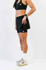 Short de running femme 2 en 1 noir vue coté poche téléphone - Rachel 