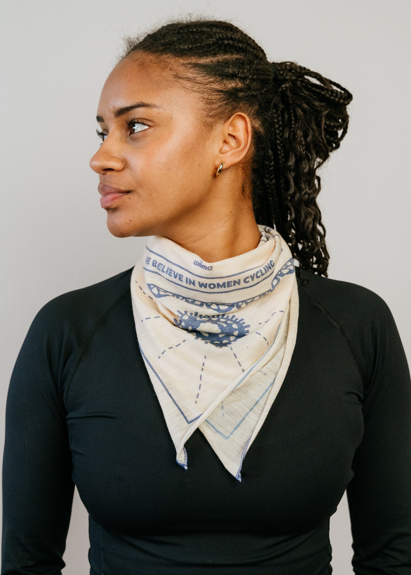 Bandana en laine Mérinos - Clara Navy - porté