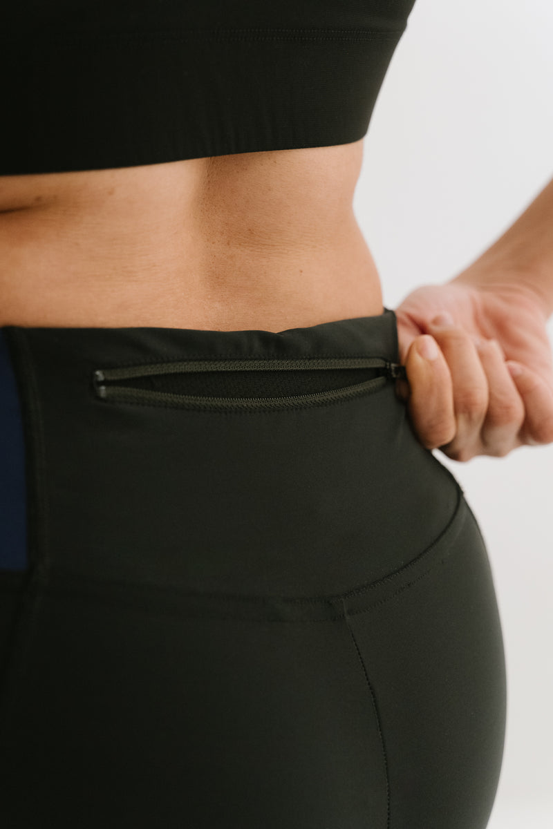 Zoom sur la poche arrière ouverte du short Rebecca, pratique pour sécuriser vos effets personnels pendant le jogging.
