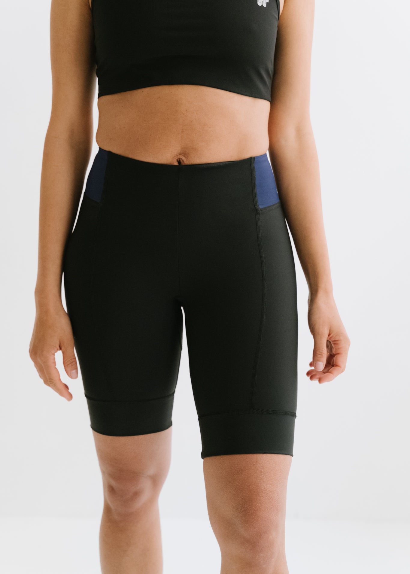 Coureuse montrant le short Rebecca vue de face, idéal pour les séances de running grâce à sa coupe ergonomique.