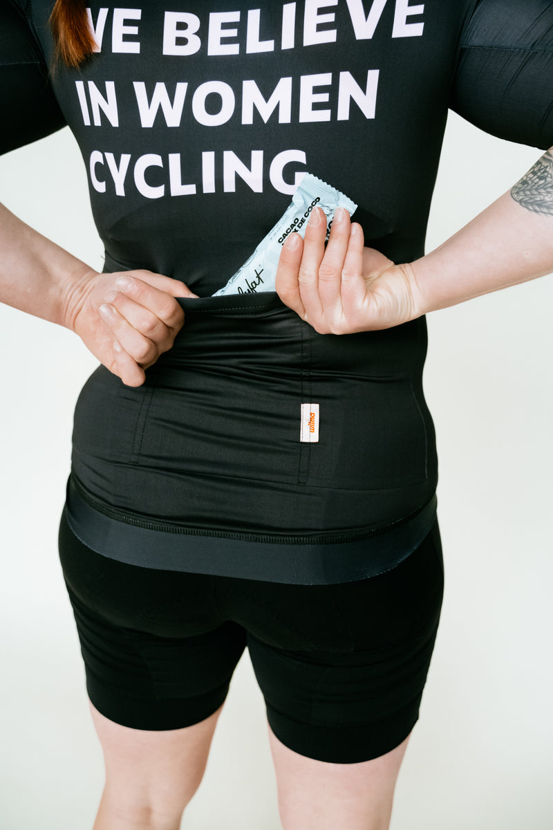 Maillot cyclisme femme de la marque Wilma  avec écrit we believe in women cycling et des poches à l'arrière 