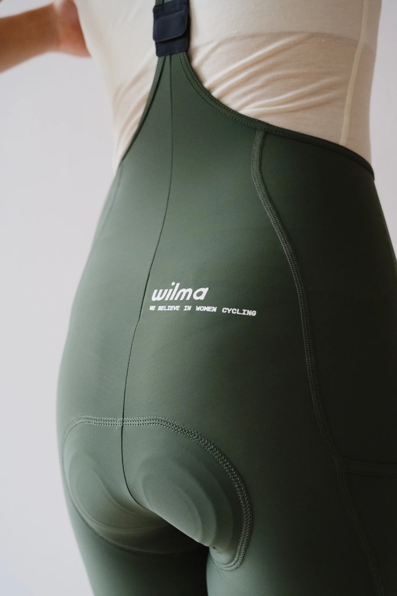 Logo Wilma au dos du cuissard à bretelles Raphaëlle kaki