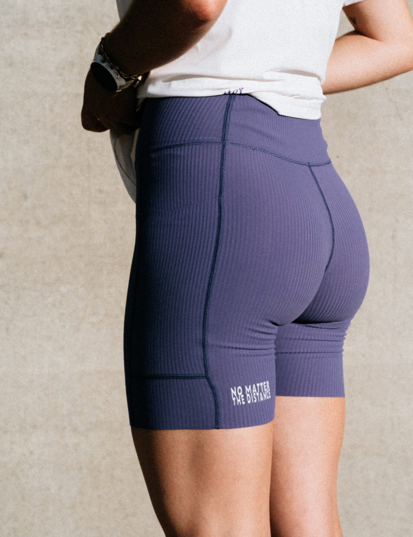 Short de running femme Nina violet vu de dos, maintien et coutures - Wilma