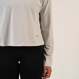 Détail du buste et du logo du t-shirt de running manches longues Mia gris clair - Wilma