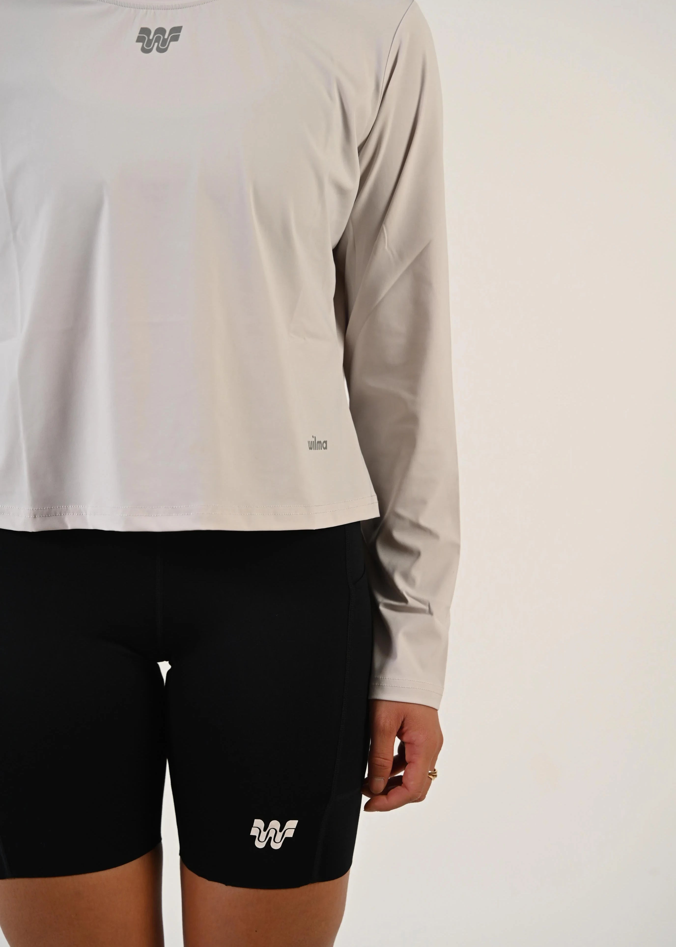 Détail du buste et du logo du t-shirt de running manches longues Mia gris clair - Wilma