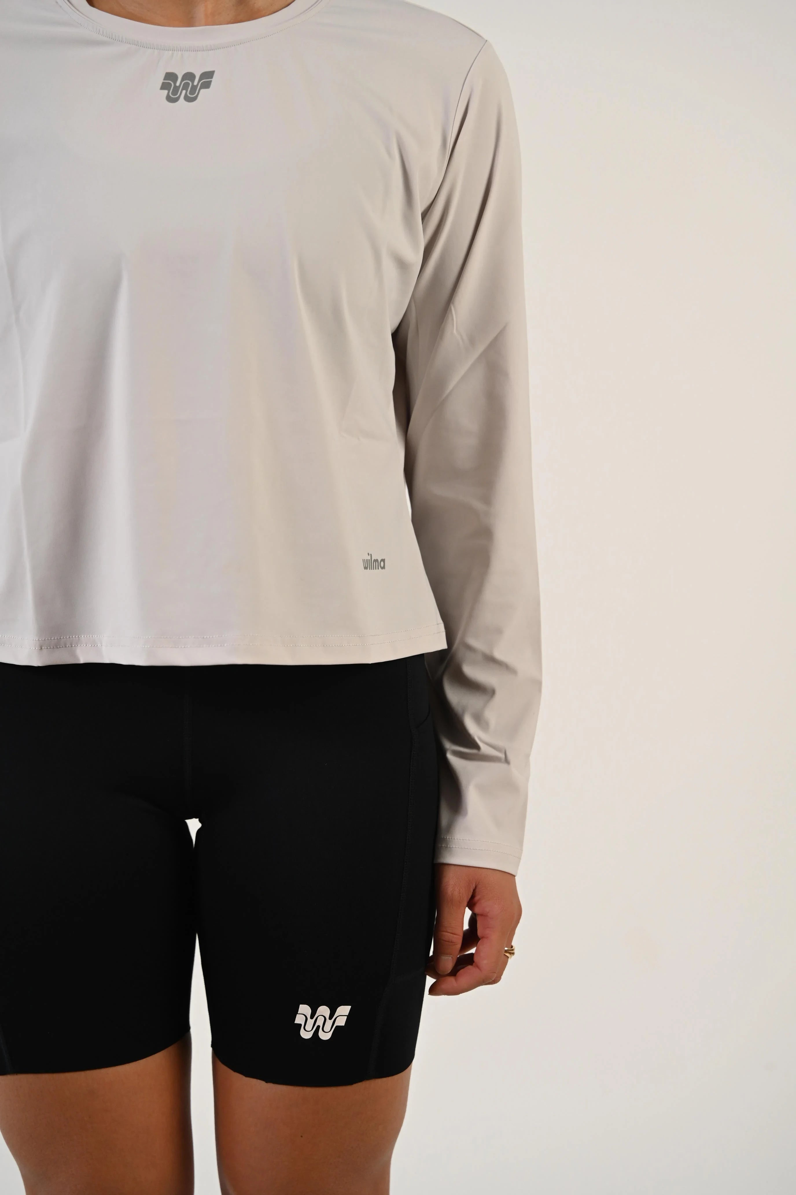 Détail du buste et du logo du t-shirt de running manches longues Mia gris clair - Wilma