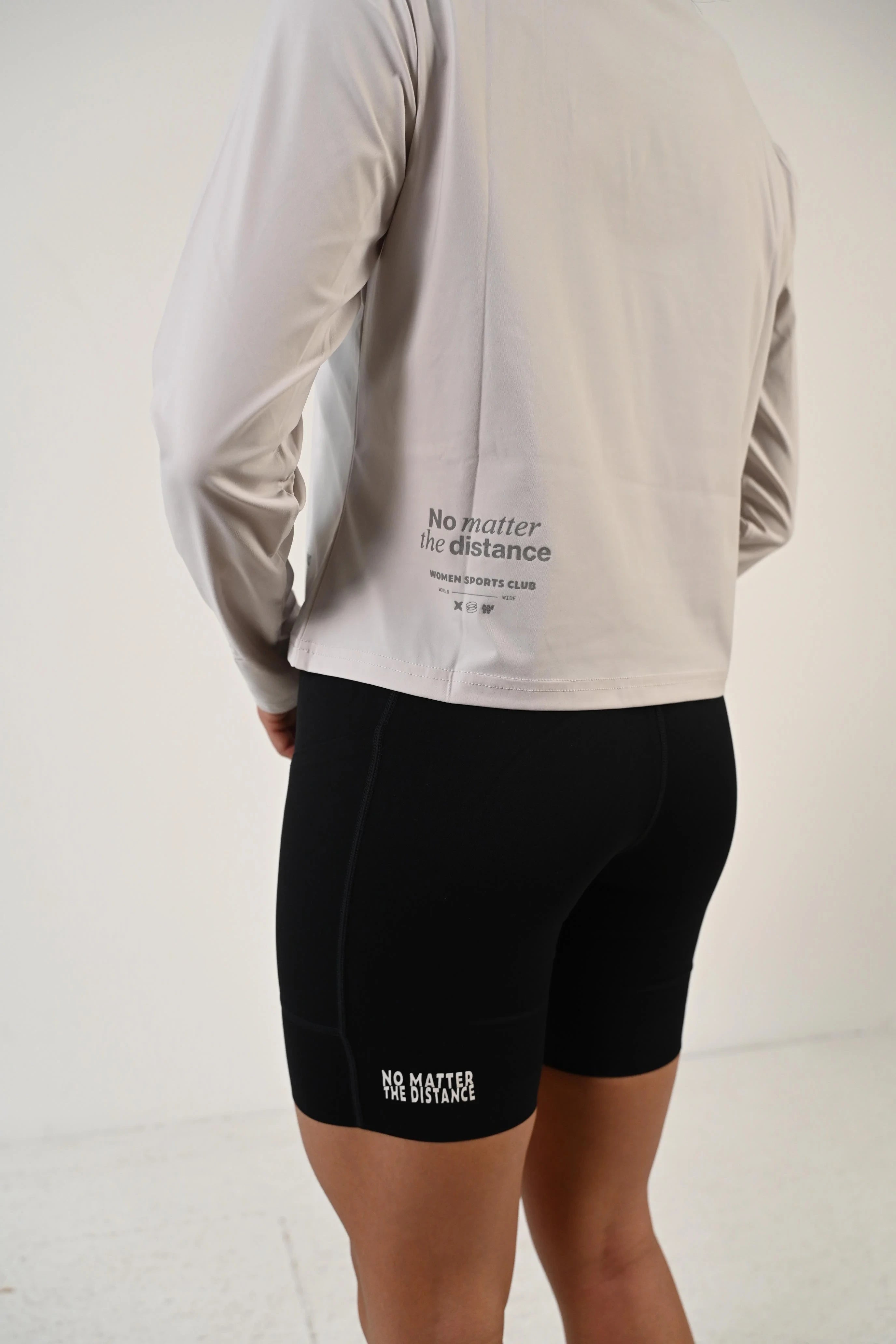 Détail du dos imprimé No matter the distance du t-shirt de running Mia gris clair - Wilma