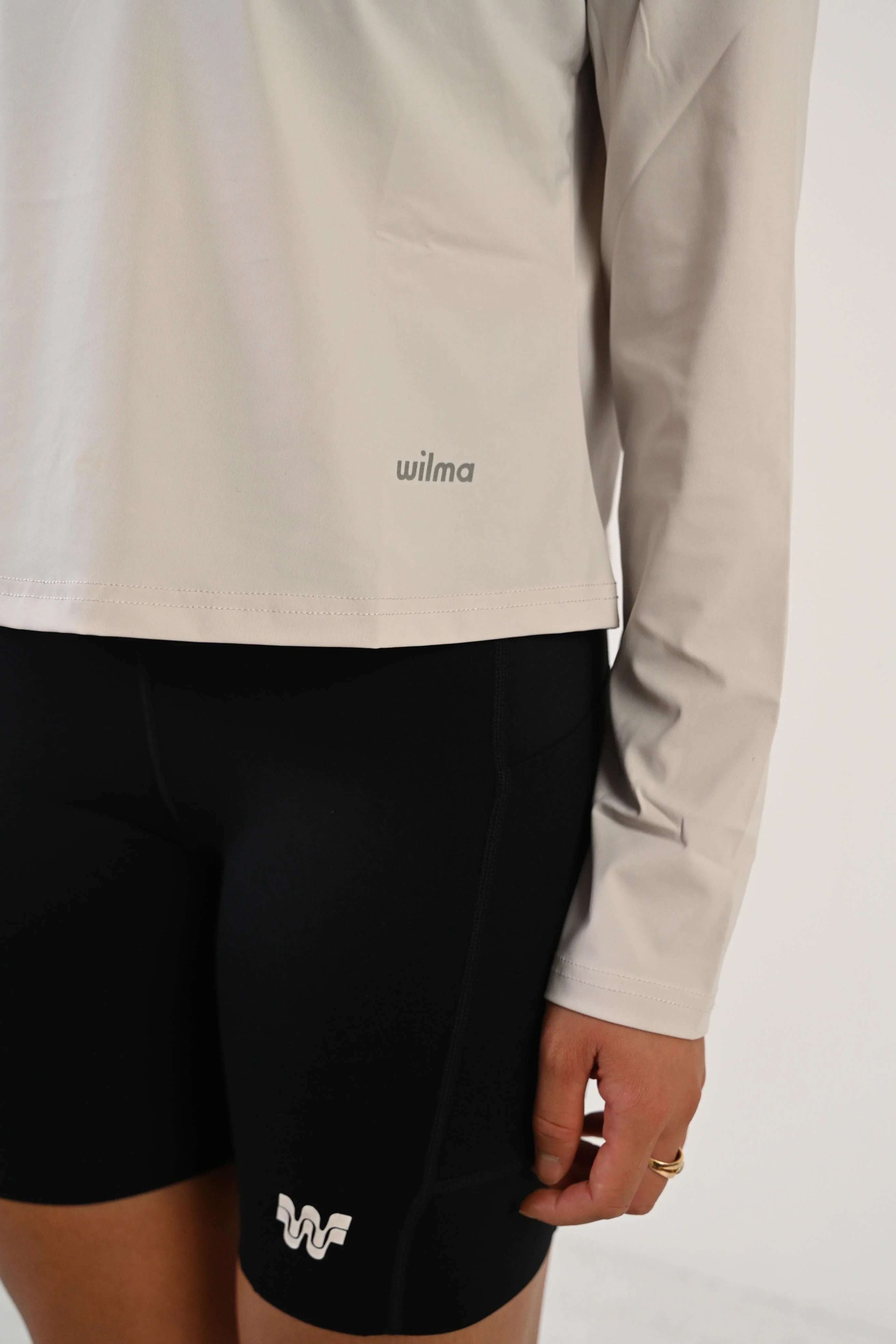 Logo Wilma sur le t-shirt de running manches longues Mia gris clair
