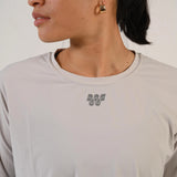Portrait de profil d'une femme en t-shirt de running manches longues Mia gris clair - Wilma
