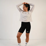 Coureuse en mouvement portant le t-shirt de running manches longues Mia gris clair - Wilma