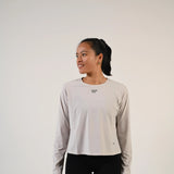 Femme de face portant le t-shirt de running manches longues Mia gris clair - Wilma
