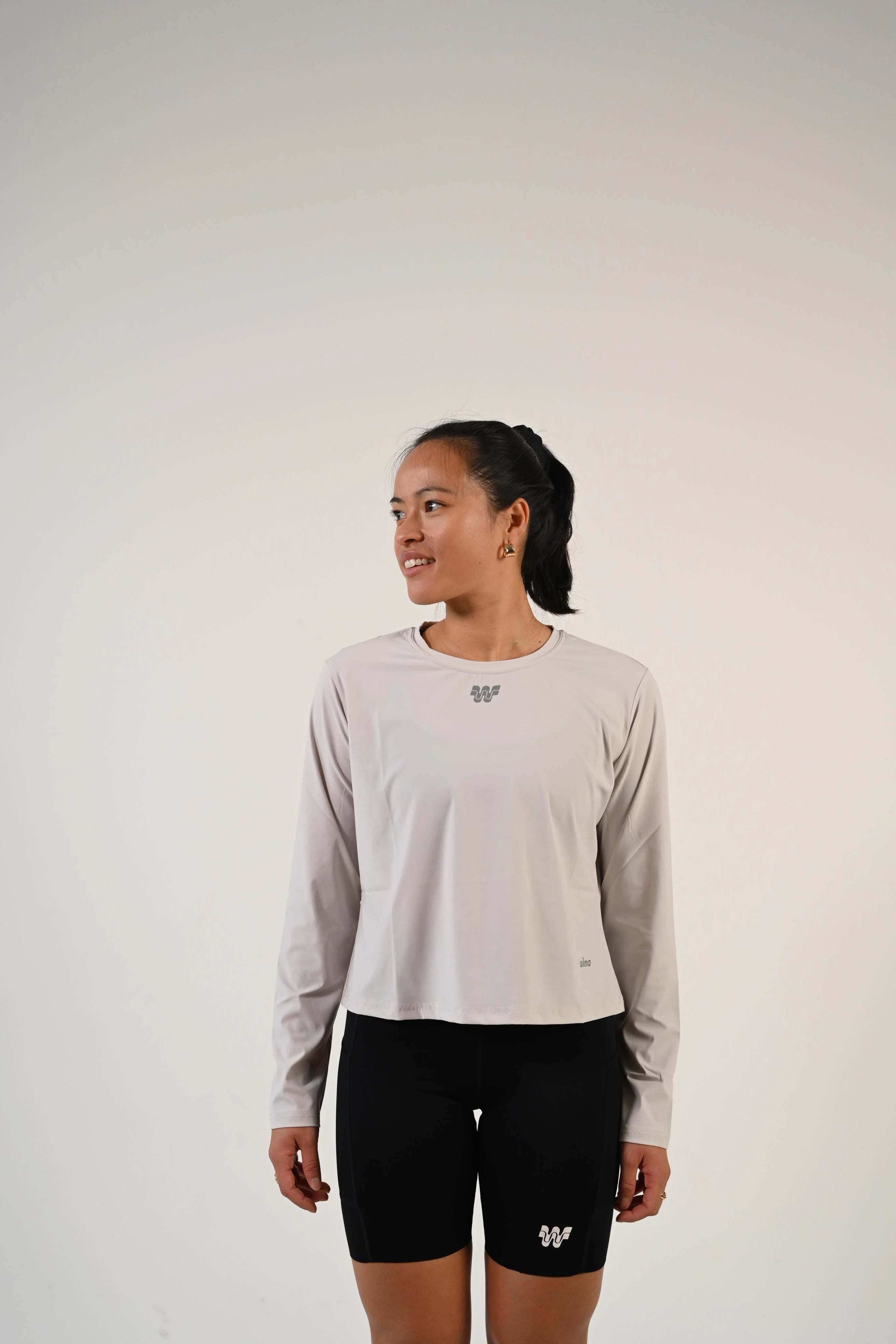 Femme de face portant le t-shirt de running manches longues Mia gris clair - Wilma