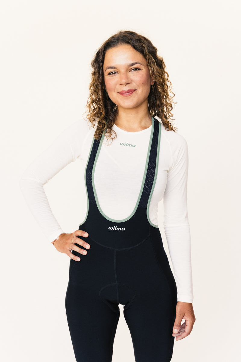 Femme portant le Cuissard menstruel long d'hiver à bretelles Wilma vue de devant