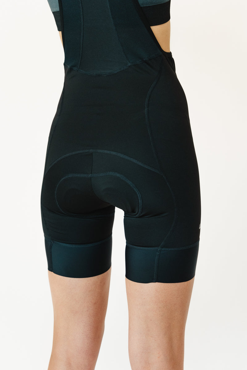 Zoom vue de dos du bibshort de cyclisme menstruel de la marque Wilma
