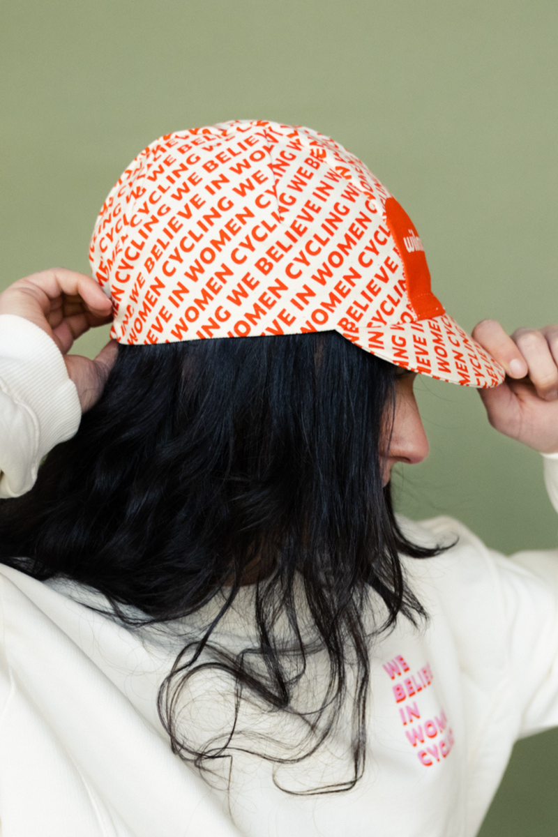 Vue de côté d'une casquette de cyclisme de la marque de vêtements de cyclisme pour femmes Wilma