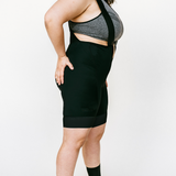 Vue de côté de cuissard menstruel pour femme noir de la marque de vêtements de cyclisme Wilma.