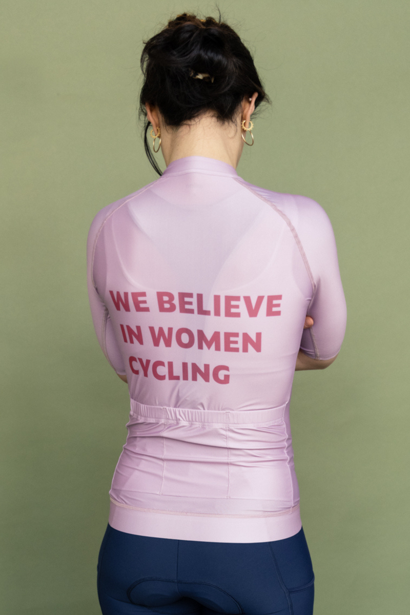 Jersey de cyclisme femme vu de dos couleurs rose de la marque de vêtements de cyclisme Wilma 