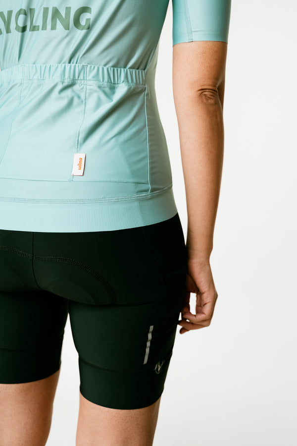 Zoom sur les poches arrières d'un jersey de cyclisme vert pour femme #color_Vert